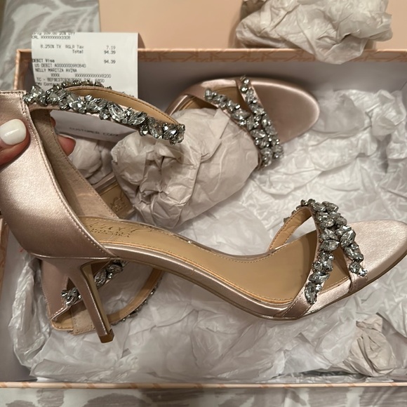 Only worn for about an hour for indoor ceremony - Picture 1 of 3